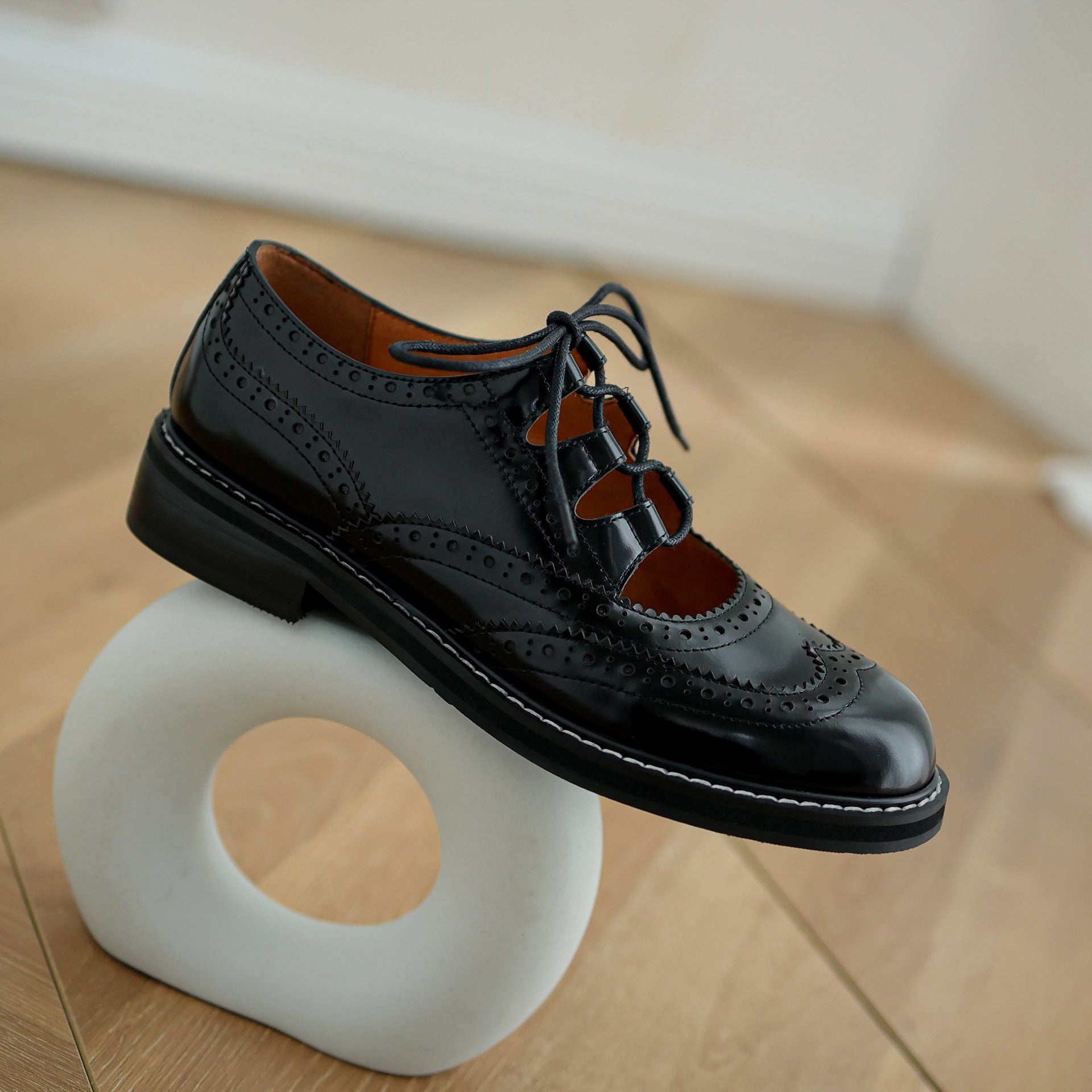 Single Shoes Womens Color Matching Carved Patent Leather Lace-up Loafers French Retro